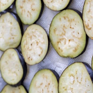  Eggplants discs on paper towel