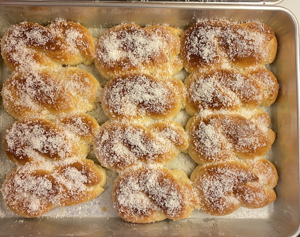 Pão Doce com Coco Macio e Gostoso - Easy and Delish