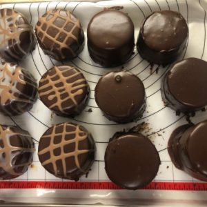 12 brazilian mini honey cakes covered with chocolate